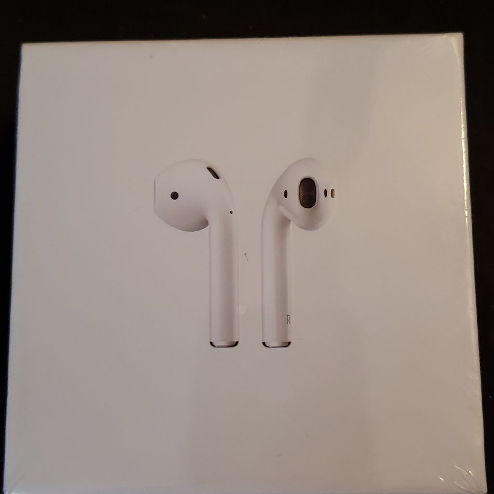 Airpods in wireless charging case